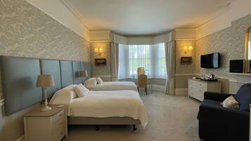 Phòng đôi hoặc 2 giường đơn Premium, có phòng tắm riêng | Bộ đồ giường cao cấp, trang trí khác biệt