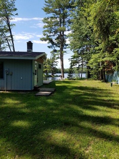 2BR Lakefront, Canoe, Kayaks, Fishing, Firepit, SXS Snowmobile Trails & Wifi