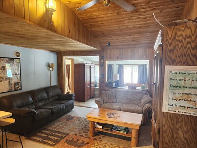 2BR Lakefront, Canoe, Kayaks, Fishing, Firepit, SXS Snowmobile Trails & Wifi