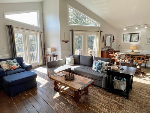 Out On A Limb: Pet friendly on Back Road near the Coffee Co.