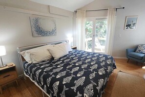 2 bedrooms, Internet - Out On A Limb: Pet friendly on Back Road near the Coffee Co. (Ocracoke)