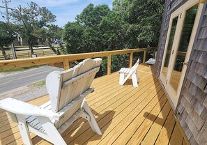 Terrace/patio - Out On A Limb: Pet friendly on Back Road near the Coffee Co. (Ocracoke)