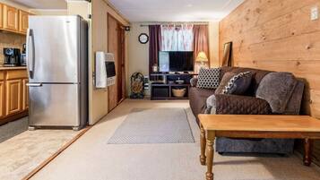 Smart-TV, Kamin, Tischtennisplatte, BĂŒcher