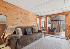 Smart TV, chimenea, tenis de mesa y libros 