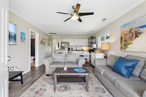 Smart TV - Full Condo w/ pool, 5 min walk to beach (Virginia Beach)