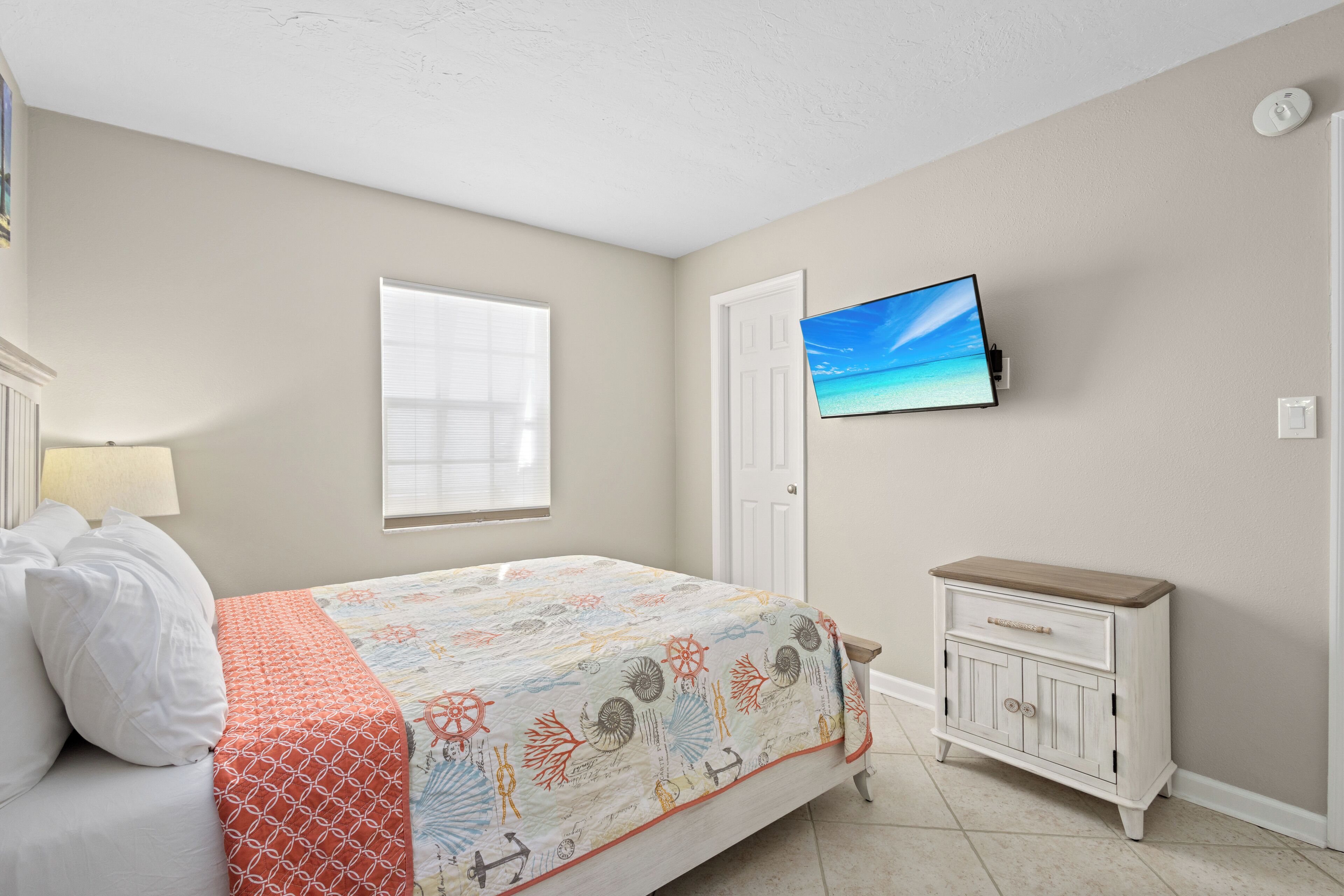 Tabla de planchar con plancha, wifi gratis y ropa de cama 