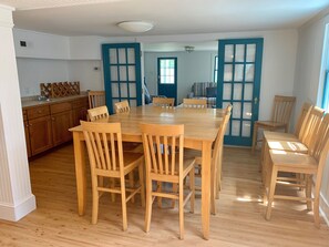 Dining - Miss Elecia Garrish Home: Dog friendly, centrally located (Ocracoke)