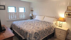 6 bedrooms, internet, bed sheets - Miss Elecia Garrish Home: Dog friendly, centrally located (Ocracoke)