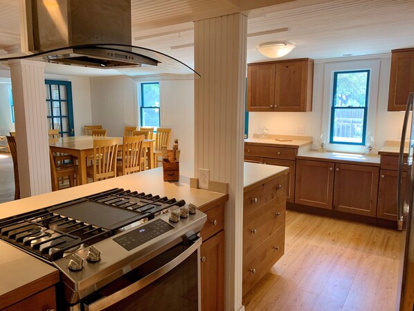 Fridge, microwave, oven, stovetop - Miss Elecia Garrish Home: Dog friendly, centrally located (Ocracoke)