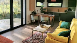 Een modern interieur met een eethoek, keuken en woongedeelte.