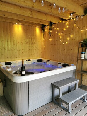 Indoor spa tub - Gite La Vieille Dame (La Bloutiere)