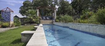 Charming Artistic  Casita in rolling Texas Hill Country