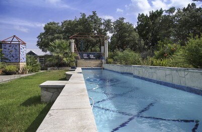 Charming Artistic  Casita in rolling Texas Hill Country