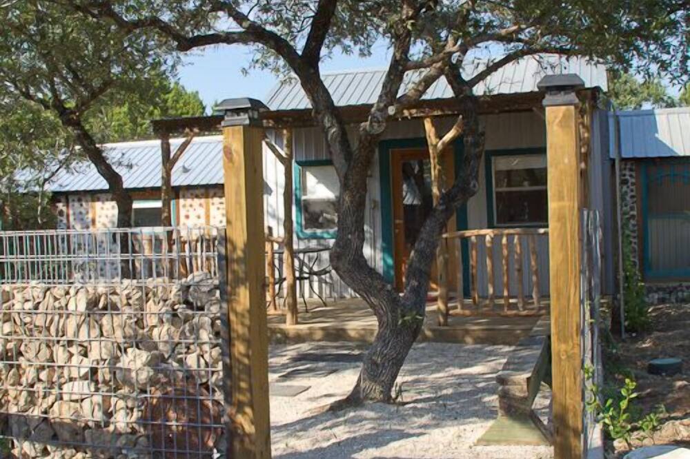 Charming Artistic Casita in rolling Texas Hill Country