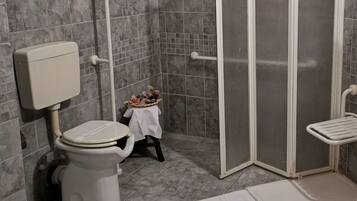 Dobbeltværelse med dobbeltseng eller 2 enkeltsenge | Badeværelse | Dybe badekar, gratis toiletartikler, hårtørrer, bidet