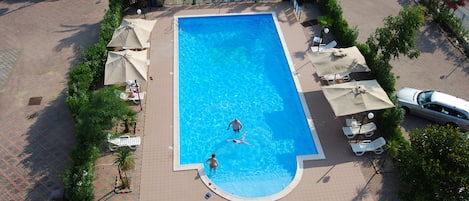 Piscine extérieure, piscine sur le toit, chaises longues