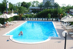 Piscina all'aperto, una piscina in terrazza, lettini