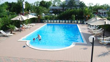 Außenpool, Pool auf dem Dach, Liegestühle