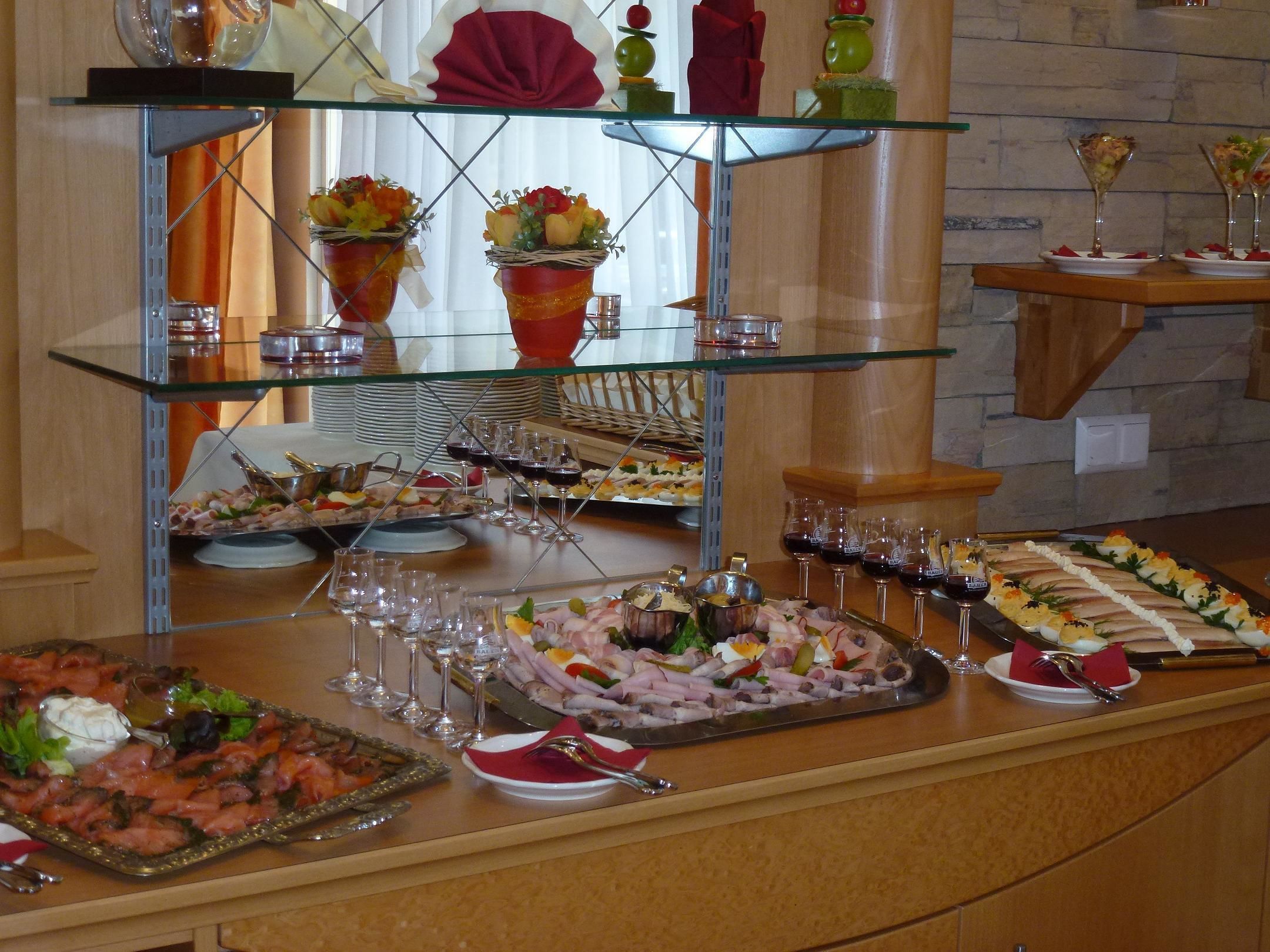 Ein reichhaltiges Buffet mit Speisen und Getränken.