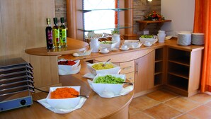 Un buffet proposant une variété de plats et d’accompagnements.
