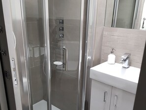 2 bedrooms - Stunning 2 Bed Ensuites Flat in Victoria - Zone 1 (London)