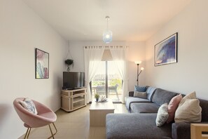 Smart-TV, Netflix, Kinderspielzeug, Bücher