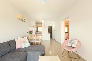 Smart-TV, Netflix, Kinderspielzeug, Bücher