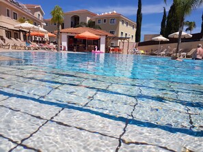 Außenpool, Sonnenschirme, Liegestühle