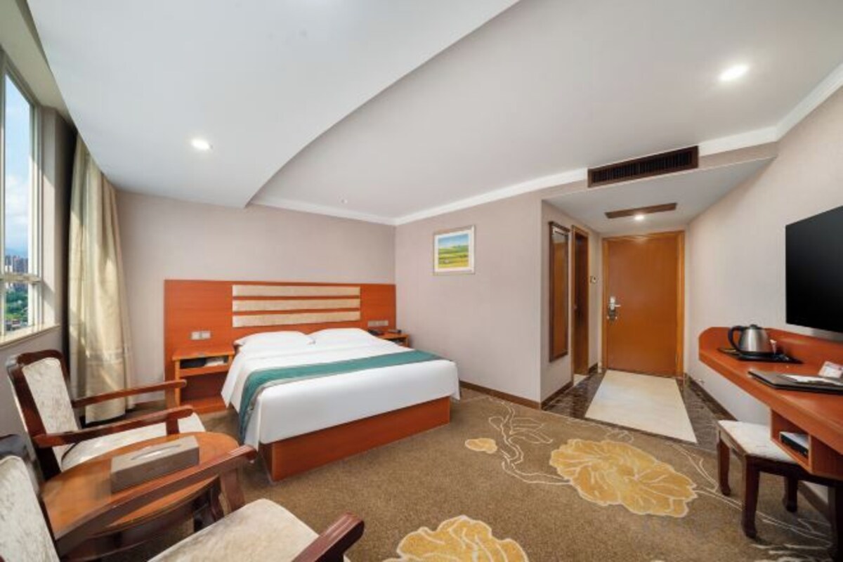 Standard Queen Room