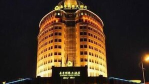 Un hôtel doté d’un dôme central et de plusieurs étages.