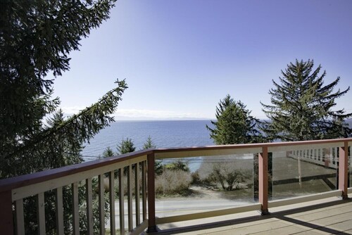 Stunning ocean and mountain views on a peaceful, family-friendly acerage.