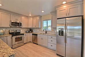 Frigorifero, microonde, forno, piano cottura