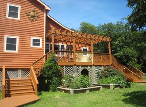 Exterior - Sun-Inspired: Pet friendly, saltwater pool, large yard, screened porch. (Ocracoke)