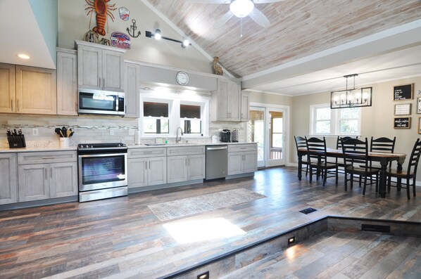 冰箱、微波炉、烤箱、炉灶