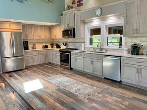 冰箱、微波炉、烤箱、炉灶