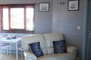 Dobbeltrom – comfort, privat bad (Océan) | Oppholdsområde | Flatskjerm-TV