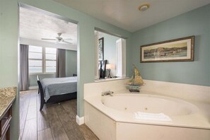 3 soverom, skrivebord for bærbar PC og strykejern/-brett