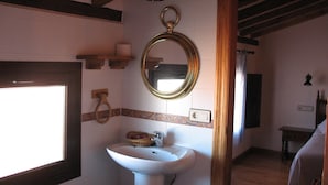 Quarto duplo | Banheiro | Chuveiro, produtos de toalete grátis, secador de cabelo 