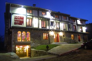 Front of property – evening/night - Hotel Antiguas Eras La Alberca (La Alberca)