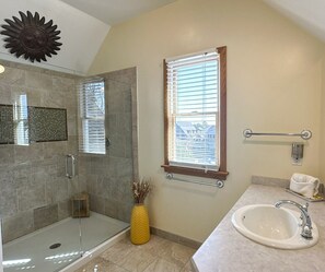Bathroom - Castle Villa I: Escape to a place of serenity. Pool. Sauna. Dock. (Ocracoke)