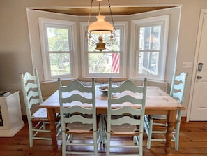 Dining - Fielding's Cottage: Waterfront home, canal views, private dock. (Ocracoke)