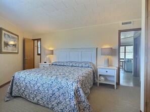 2 bedrooms, iron/ironing board, Internet, bed sheets