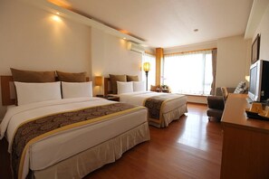 Quadruple Room | Down comforters, pillowtop beds, desk, blackout drapes - Crossing The Rainbow Bridge B&B (Xiulin)