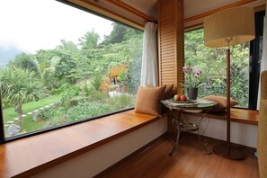 Habitación Confort | Edredones de plumas, colchones con acolchado adicional, escritorio