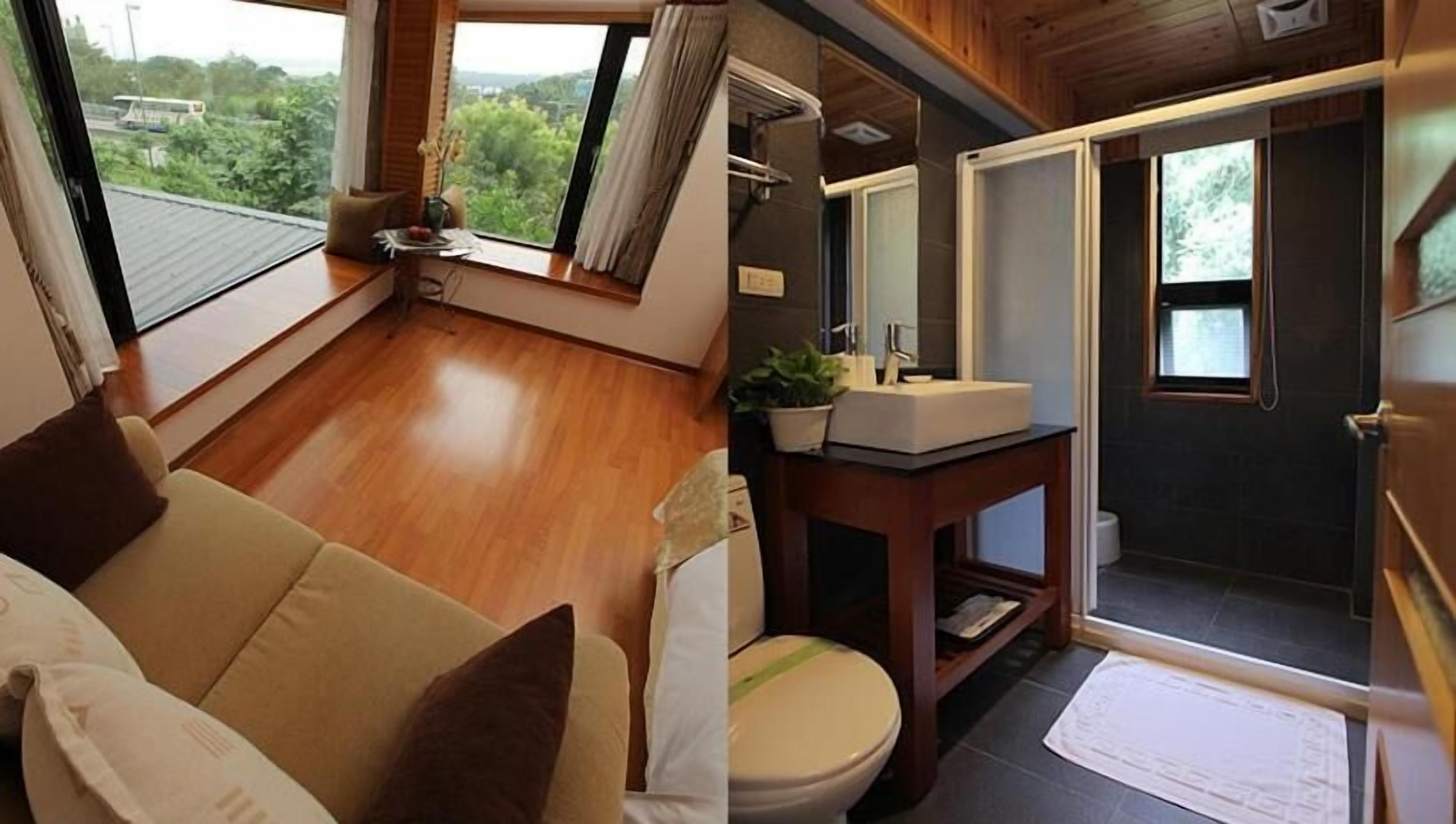 Una habitación compacta con piso de madera, un sofá con cojines, una mesita y una ventana con cortinas.