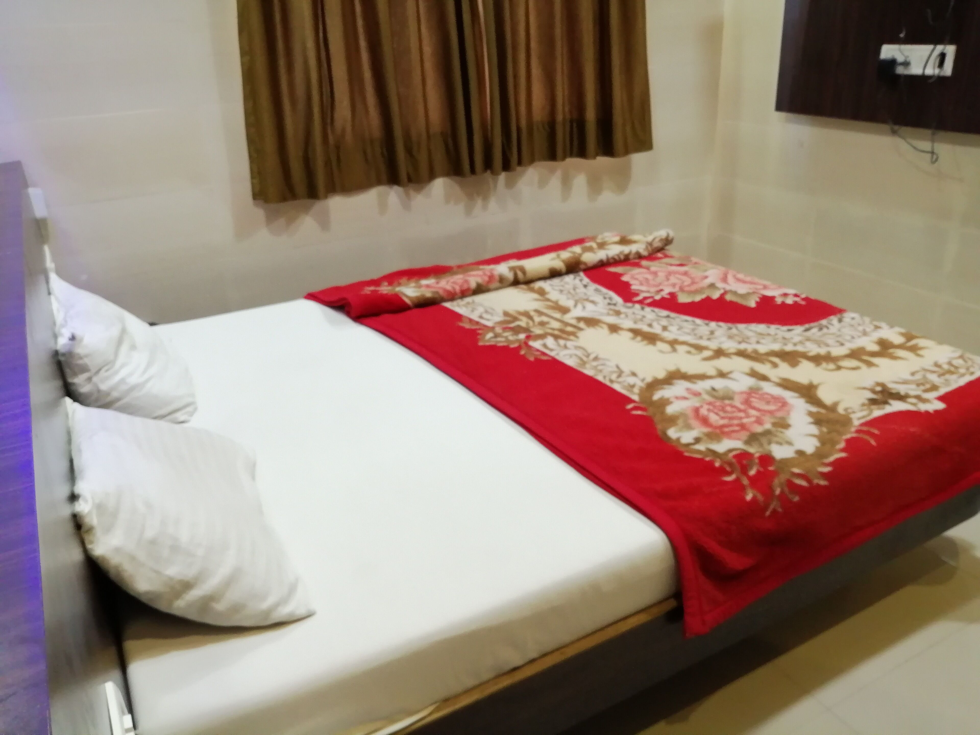 Phòng | Két bảo mật tại phòng, bàn, giường gấp/giường phụ (phụ phí) 