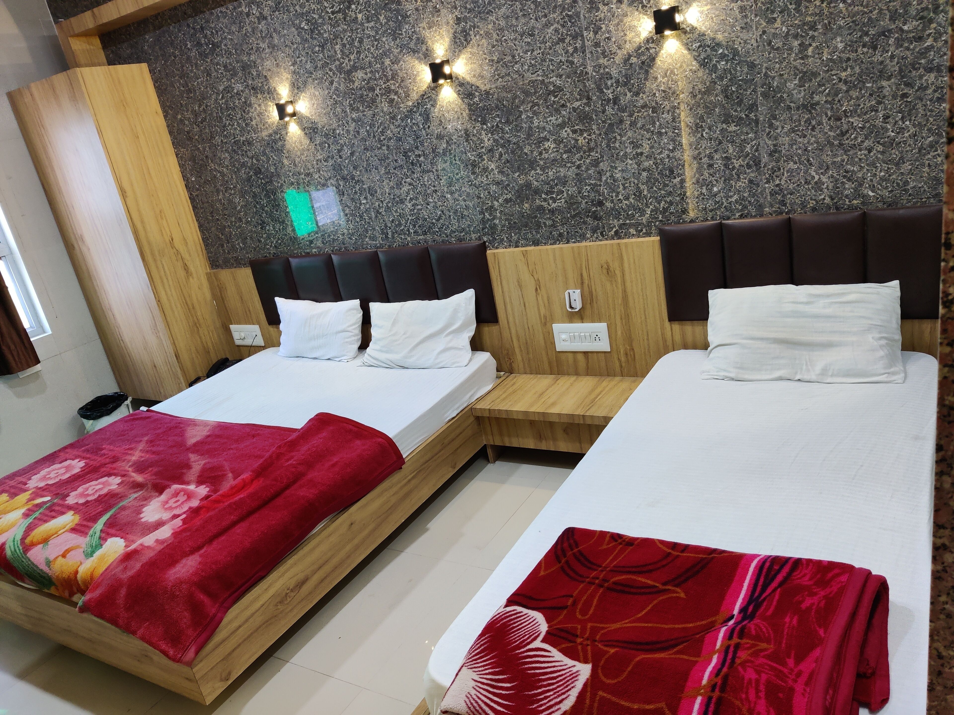 Phòng cơ bản | Két bảo mật tại phòng, bàn, giường gấp/giường phụ (phụ phí) 