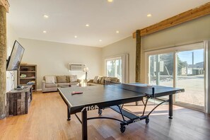 TV, tavolo da ping pong