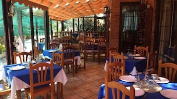 Se sirven desayunos, comidas y cenas con mesas al aire libre