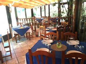 Breakfast, lunch, dinner served; alfresco dining